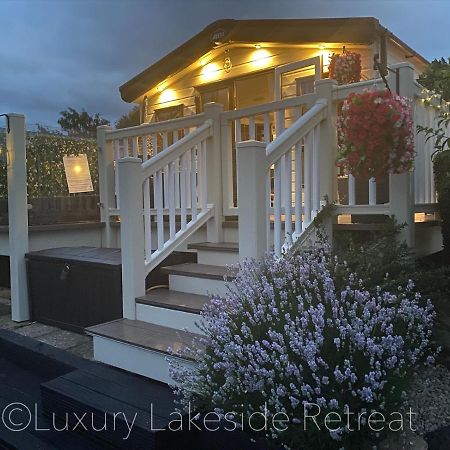 Lakeside Retreat With Hot Tub & Fishing Peg At Tattershall Lakes Country Park Hotell Eksteriør bilde