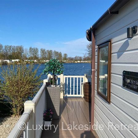 Lakeside Retreat With Hot Tub & Fishing Peg At Tattershall Lakes Country Park Hotell Eksteriør bilde