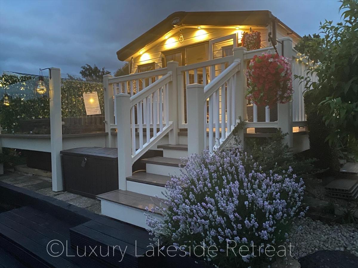 Lakeside Retreat With Hot Tub & Fishing Peg At Tattershall Lakes Country Park Hotell Eksteriør bilde