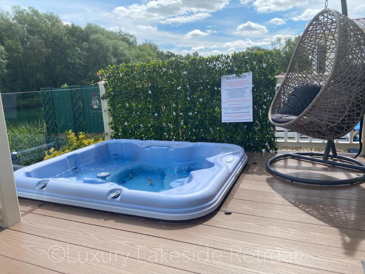 Lakeside Retreat With Hot Tub & Fishing Peg At Tattershall Lakes Country Park Hotell Eksteriør bilde