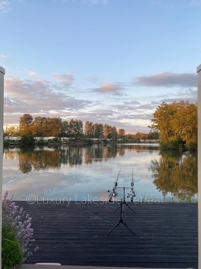 Lakeside Retreat With Hot Tub & Fishing Peg At Tattershall Lakes Country Park Hotell Eksteriør bilde