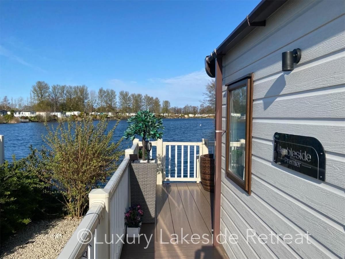 Lakeside Retreat With Hot Tub & Fishing Peg At Tattershall Lakes Country Park Hotell Eksteriør bilde