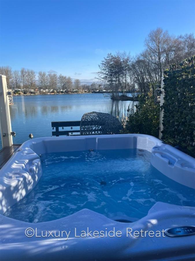 Lakeside Retreat With Hot Tub & Fishing Peg At Tattershall Lakes Country Park Hotell Eksteriør bilde