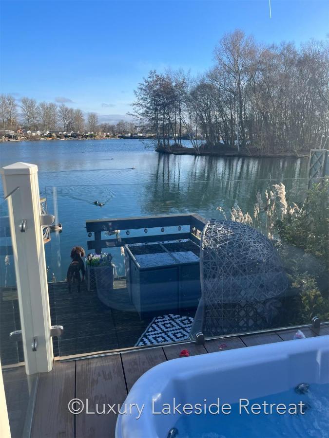 Lakeside Retreat With Hot Tub & Fishing Peg At Tattershall Lakes Country Park Hotell Eksteriør bilde